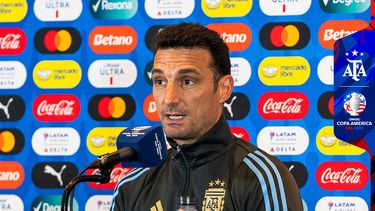 Lionel Scaloni confirmó la nómina de los 26 futbolistas que representarán a la Selección Argentina en el Mundial 2026 Lionel Scaloni confirmó la nómina de los 26 futbolistas que representarán a la Selección Argentina en el Mundial 2026