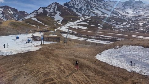 Una postal de Las Leñas, con poca nieve, uno de los factores que inciden en la baja de turistas en Mendoza. Una postal de Las Leñas, con poca nieve, uno de los factores que inciden en la baja de turistas en Mendoza.