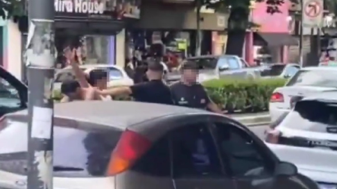 la plata: lo acusaron de robar a un hombre en silla de ruedas y casi lo desnudan la plata: lo acusaron de robar a un hombre en silla de ruedas y casi lo desnudan