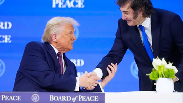 Javier Milei no le suelta la mano a Donald Trump Javier Milei no le suelta la mano a Donald Trump