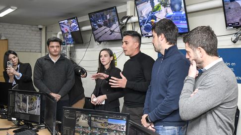 Pero no se trata sólo de compartir edificio en Guaymallén. Se trata de unir tecnología, agentes, pantallas y alarmas comunitarias para lograr una vigilancia más completa. Pero no se trata sólo de compartir edificio en Guaymallén. Se trata de unir tecnología, agentes, pantallas y alarmas comunitarias para lograr una vigilancia más completa.