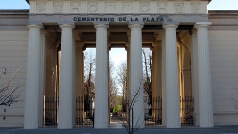 Cambos en el Cementerio de La Plata Cambos en el Cementerio de La Plata