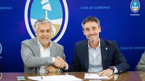 El gobernador Alfredo Cornejo junto a Ignacio Lamothe (CFI) firman el convenio para avanzar con el plan hídrico. Será una de las legislaciones sobre agua en las que avanzará el Gobierno. El gobernador Alfredo Cornejo junto a Ignacio Lamothe (CFI) firman el convenio para avanzar con el plan hídrico. Será una de las legislaciones sobre agua en las que avanzará el Gobierno.