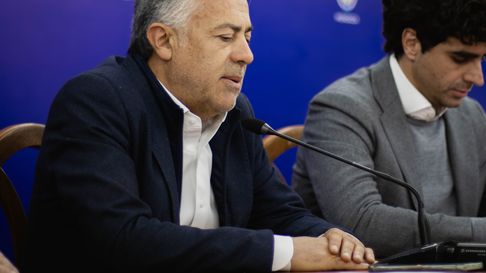 Ya en su primera gobernación, Alfredo Cornejo lanzó planea de rebaja de regalías por decreto y licitaciones blandas para empresas. Ya en su primera gobernación, Alfredo Cornejo lanzó planea de rebaja de regalías por decreto y licitaciones blandas para empresas.