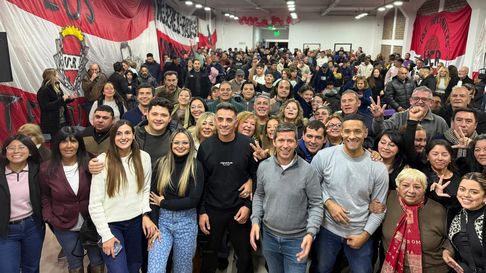 Festejo radical en Guaymallén: el presidente del partido, Andrés Lombardi junto al intendente Marcos Calvente y Fabricio Lucero, titular de la UCR en Guaymallén. Festejo radical en Guaymallén: el presidente del partido, Andrés Lombardi junto al intendente Marcos Calvente y Fabricio Lucero, titular de la UCR en Guaymallén.