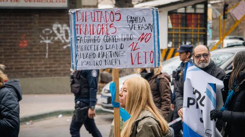 Jubilados y jubiladas en la sede del PAMI, donde protestaron por sus remedios y pañales. Jubilados y jubiladas en la sede del PAMI, donde protestaron por sus remedios y pañales.