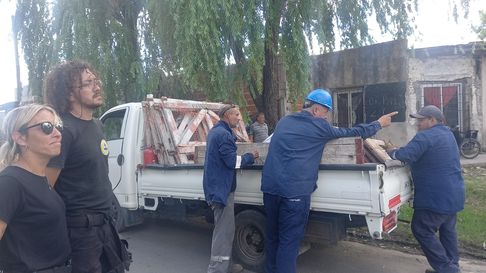 Así llegaron los operarios de la empresa Camuzzi para controlar la fuga de gas en Villa Elvira. Así llegaron los operarios de la empresa Camuzzi para controlar la fuga de gas en Villa Elvira.