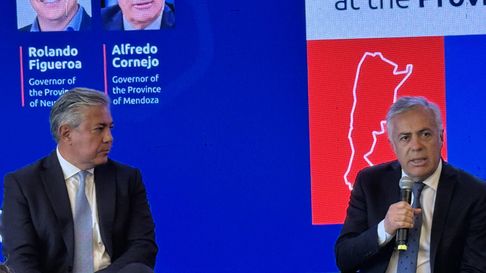 Cornejo con Rolado Figueroa, gobernador de Neuquén, en Houston. Días atrás anunció nuevas licitaciones bajo el plan de rebaja de impuestos y licitaciones blandas. Cornejo con Rolado Figueroa, gobernador de Neuquén, en Houston. Días atrás anunció nuevas licitaciones bajo el plan de rebaja de impuestos y licitaciones blandas.