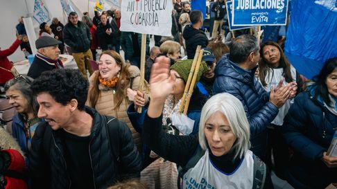 Jubilados y jubiladas en la sede del PAMI, donde protestaron por sus remedios y pañales. Jubilados y jubiladas en la sede del PAMI, donde protestaron por sus remedios y pañales.