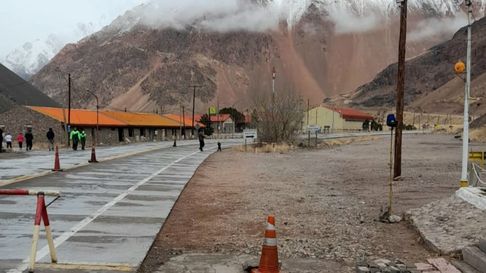 El Paso a Chile cerró ayer y hoy no permitirá el cruce a de vehículos. El Paso a Chile cerró ayer y hoy no permitirá el cruce a de vehículos.