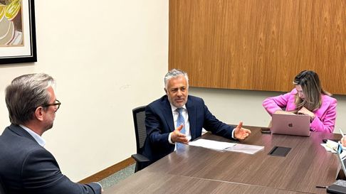 Alfredo Cornejo sigue de gira en Brasil en busca de cerrar negocios del rubro energético. Alfredo Cornejo sigue de gira en Brasil en busca de cerrar negocios del rubro energético.