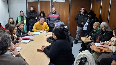 Roberto Macho, titular de ATE Mendoza, cuestionó la oferta salarial del Gobierno y convocó a una asamblea decisiva. Roberto Macho, titular de ATE Mendoza, cuestionó la oferta salarial del Gobierno y convocó a una asamblea decisiva.