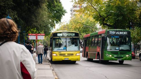 Diputados mendocinos dieron sanción inicial al decreto que amplía la antigüedad permitida de vehículos en el transporte de pasajeros. Diputados mendocinos dieron sanción inicial al decreto que amplía la antigüedad permitida de vehículos en el transporte de pasajeros.