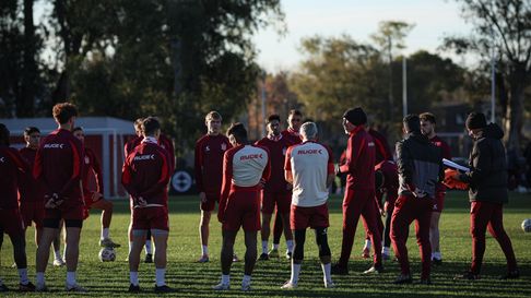 Domínguez concentró a todo el plantel de Estudiantes para el partido de mañana Domínguez concentró a todo el plantel de Estudiantes para el partido de mañana