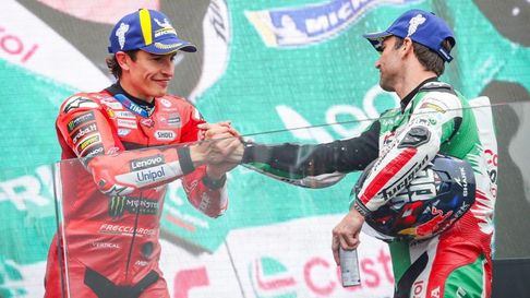 Marc Márquez saluda a Zarco, el ganador del GP de Francia de MotoGP. Marc Márquez saluda a Zarco, el ganador del GP de Francia de MotoGP.