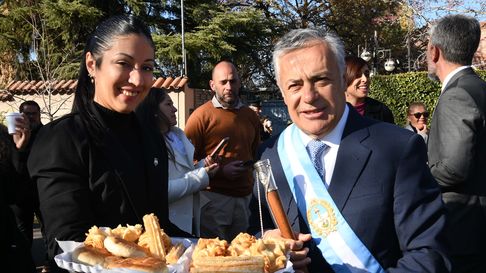 Los infaltables pastelitos deleitaron a los presentes en la celebración por la Revolución de Mayo que encabezó Alfredo Cornejo. Los infaltables pastelitos deleitaron a los presentes en la celebración por la Revolución de Mayo que encabezó Alfredo Cornejo.