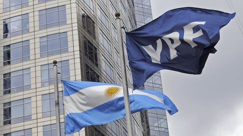 El 49% de las acciones de YPF cotizan en la Bolsa de Buenos Aires. El 49% de las acciones de YPF cotizan en la Bolsa de Buenos Aires.