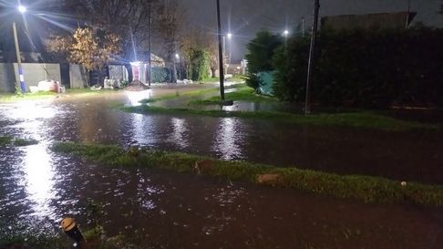 Continúa lloviendo en La Plata y vecinos de City Bell reportan anegamientos en la calles Continúa lloviendo en La Plata y vecinos de City Bell reportan anegamientos en la calles