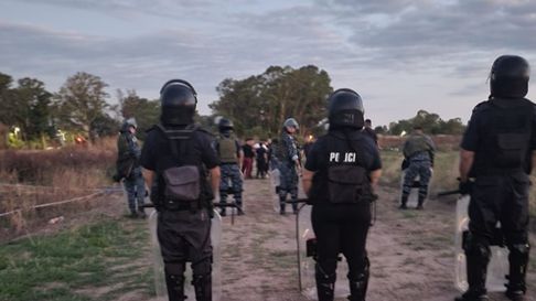 Máxima tensión y detenidos por un intento de usurpación en Villa Elvira Máxima tensión y detenidos por un intento de usurpación en Villa Elvira