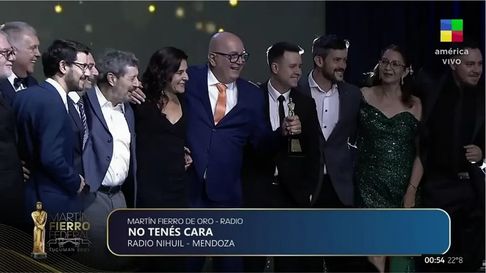 A casa: Mendoza se llevó otra estatuilla dorada A casa: Mendoza se llevó otra estatuilla dorada