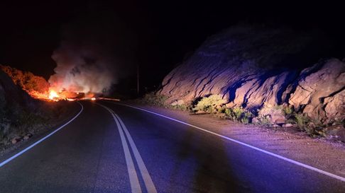 El fuerte accidente involucró a dos camiones, que se incendiaron, y un auto El fuerte accidente involucró a dos camiones, que se incendiaron, y un auto