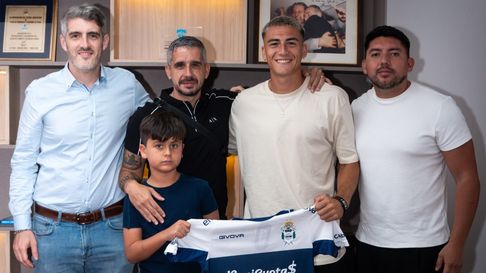 Cayetano Bolzán feliz tras la firma de su primer contrato como futbolista profesional de Gimnasia Cayetano Bolzán feliz tras la firma de su primer contrato como futbolista profesional de Gimnasia