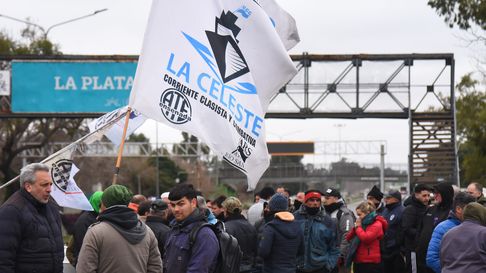 trabajadores del astillero rio santiago cortaron la bajada de la autopista trabajadores del astillero rio santiago cortaron la bajada de la autopista