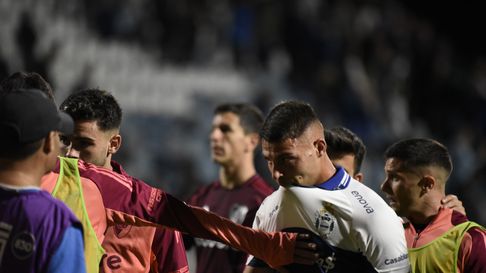 Gimnasia fue goleado en el Bosque y la gente insultó a Diego Flores Gimnasia fue goleado en el Bosque y la gente insultó a Diego Flores