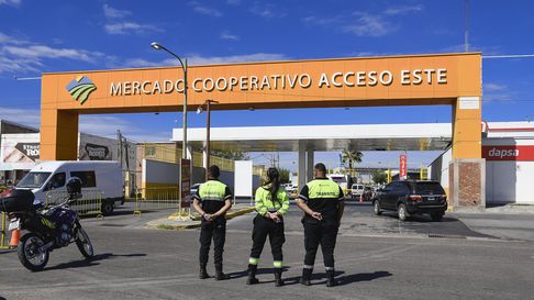Guaymallén ya aplica multas de más de $300 mil en las laterales del Acceso Este Guaymallén ya aplica multas de más de $300 mil en las laterales del Acceso Este