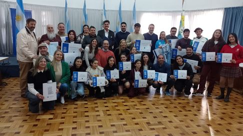 Los agasajados junto a los miembros del Concejo Deliberante. Los agasajados junto a los miembros del Concejo Deliberante.