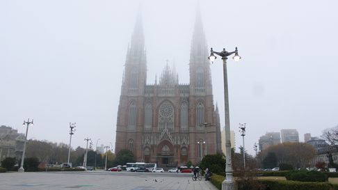 El clima en La Plata estará mayormente nublado, aunque habrá algunos bancos de niebla por la mañana. El clima en La Plata estará mayormente nublado, aunque habrá algunos bancos de niebla por la mañana.