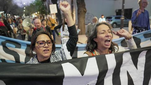 Postal de la marcha contra San Jorge en las calles de Mendoza este viernes. Postal de la marcha contra San Jorge en las calles de Mendoza este viernes.
