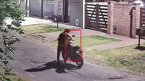 Dos sujetos sustrajeron una moto que se encontraba dentro de una vivienda en Gonnet. Dos sujetos sustrajeron una moto que se encontraba dentro de una vivienda en Gonnet.