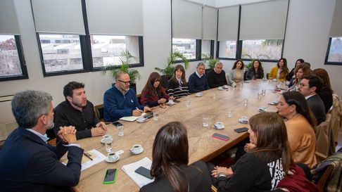 El intendente Ulpiano Suárez encabezó una mesa de trabajo con organizaciones para abordar la problemática. El intendente Ulpiano Suárez encabezó una mesa de trabajo con organizaciones para abordar la problemática.