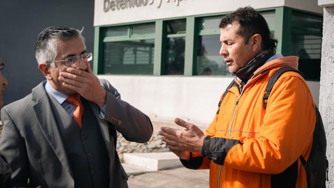 Marcelo Romano y Adrián, el padre de Facundo Gollano, en la puerta del complejo Estrada, en el Polo Judicial. Marcelo Romano y Adrián, el padre de Facundo Gollano, en la puerta del complejo Estrada, en el Polo Judicial.
