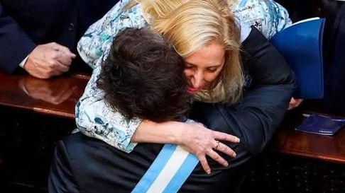 Una campaña en redes busca salvar la imagen de Karina en medio del escándalo por las coimas en la ANDIS. Una campaña en redes busca salvar la imagen de Karina en medio del escándalo por las coimas en la ANDIS.