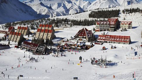 El centro de esquí es uno de los más famosos del país. El centro de esquí es uno de los más famosos del país.