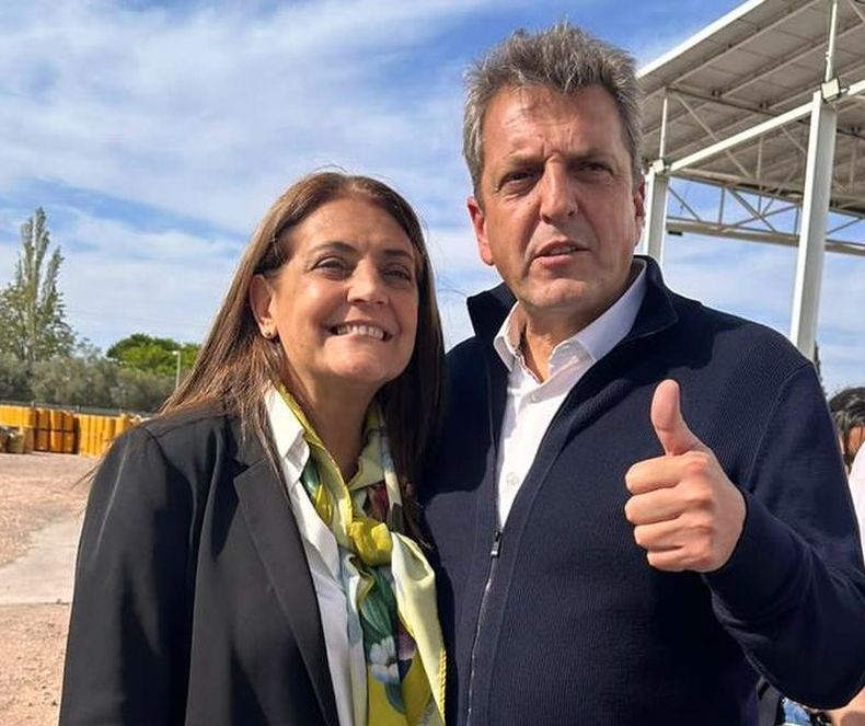 La diputada provincial Gabriela Lizana junto a Sergio Massa.&nbsp;&nbsp;
