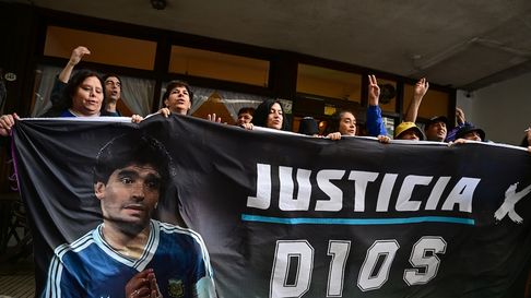 Justicia x Dios, dice la bandera acompañada por una imagen de Maradona Justicia x Dios, dice la bandera acompañada por una imagen de Maradona