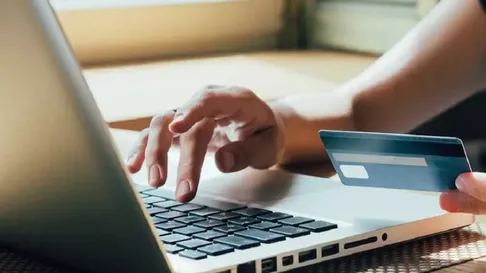 Una mujer fue estafada mientras intentaba dar de baja un servicio. Una mujer fue estafada mientras intentaba dar de baja un servicio.