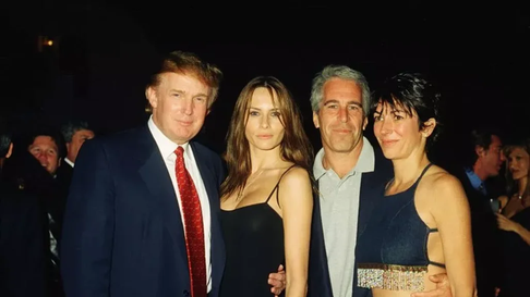 Donald Trump y el fallecido Epstein con “las chicas”. Donald Trump y el fallecido Epstein con “las chicas”.
