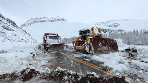 Tareas de despeje de la ruta hacia el Paso Pehuenche. Tareas de despeje de la ruta hacia el Paso Pehuenche.