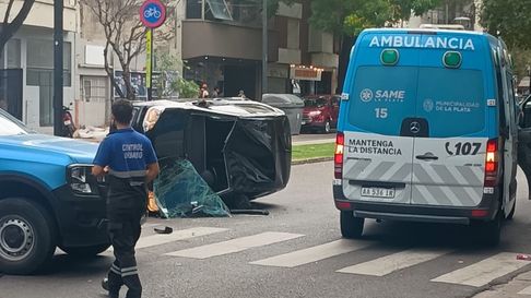 Impactante accidente en La Plata terminó con un auto volcado a metros del Bosque Impactante accidente en La Plata terminó con un auto volcado a metros del Bosque