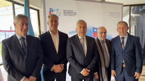 Cornejo junto a los intendentes del sur en el encuentro por el Paso Pehuenche. Cornejo junto a los intendentes del sur en el encuentro por el Paso Pehuenche.