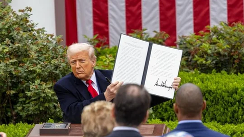 Donald Trump le prohibe el ingreso a Estados Unidos a 12 países. Donald Trump le prohibe el ingreso a Estados Unidos a 12 países.