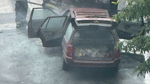 Tensión por un auto incendiado en pleno centro platense Tensión por un auto incendiado en pleno centro platense