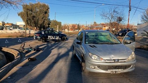 una ciclista sufrio una fractura de craneo tras haber sido embestida por un auto en un accidente una ciclista sufrio una fractura de craneo tras haber sido embestida por un auto en un accidente