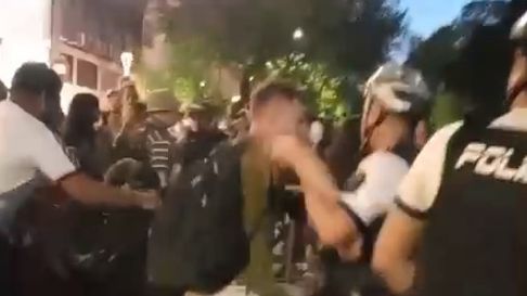 La policía detuvo a dos manifestantes en la marcha contra San Jorge. El Ministerio de Seguridad y Justicia emitió un comunicado al respecto. La policía detuvo a dos manifestantes en la marcha contra San Jorge. El Ministerio de Seguridad y Justicia emitió un comunicado al respecto.