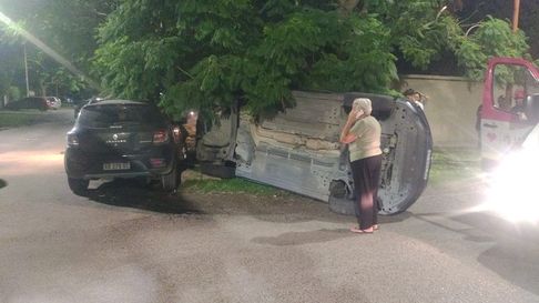 Impactante choque, vuelco y milagro en Gonnet Impactante choque, vuelco y milagro en Gonnet