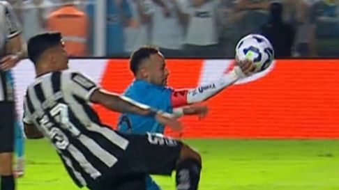 La insólita mano de Neymar. La insólita mano de Neymar.